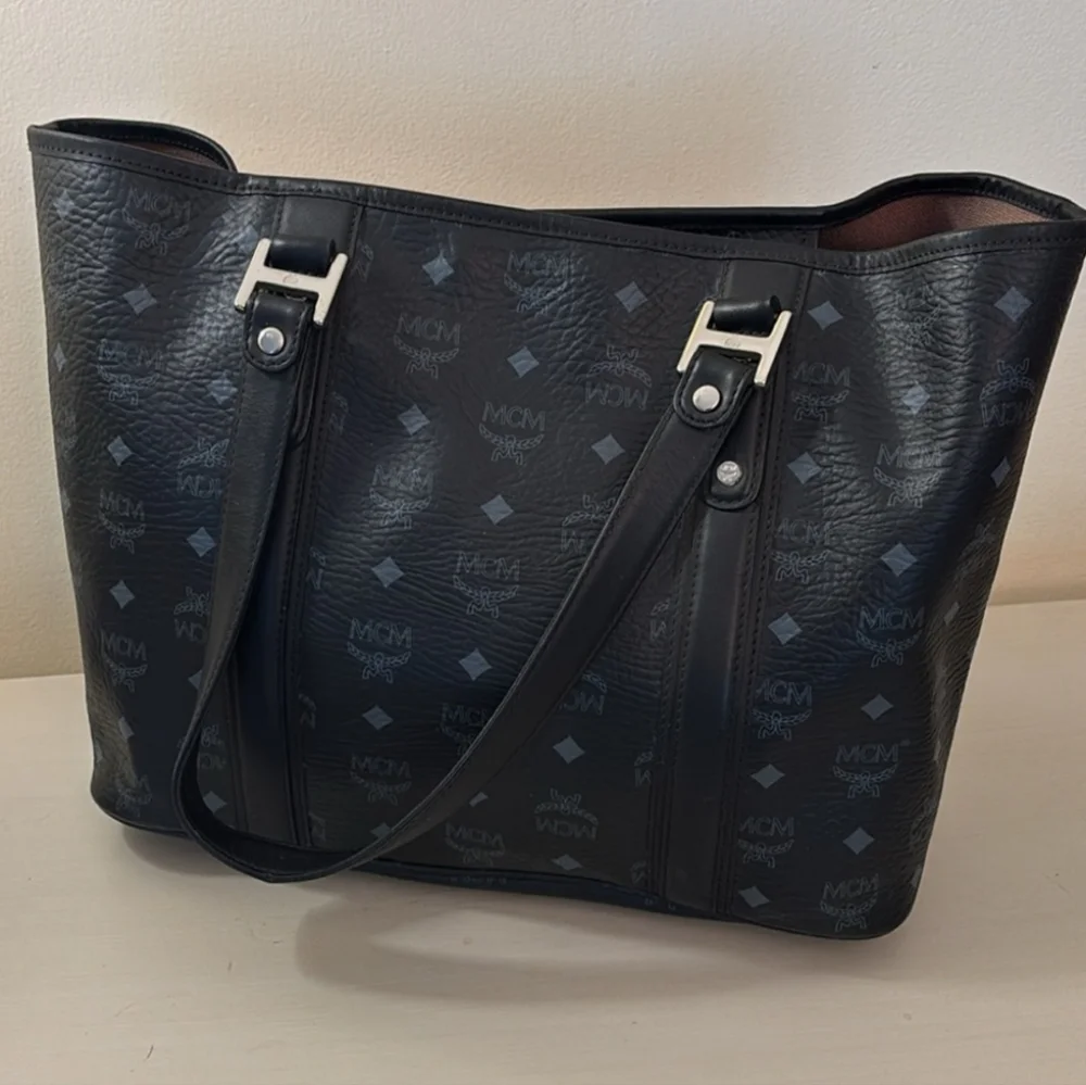 💯 Auth MCM Black Leather Tote Bag (Medium) - Picture 2 of 16